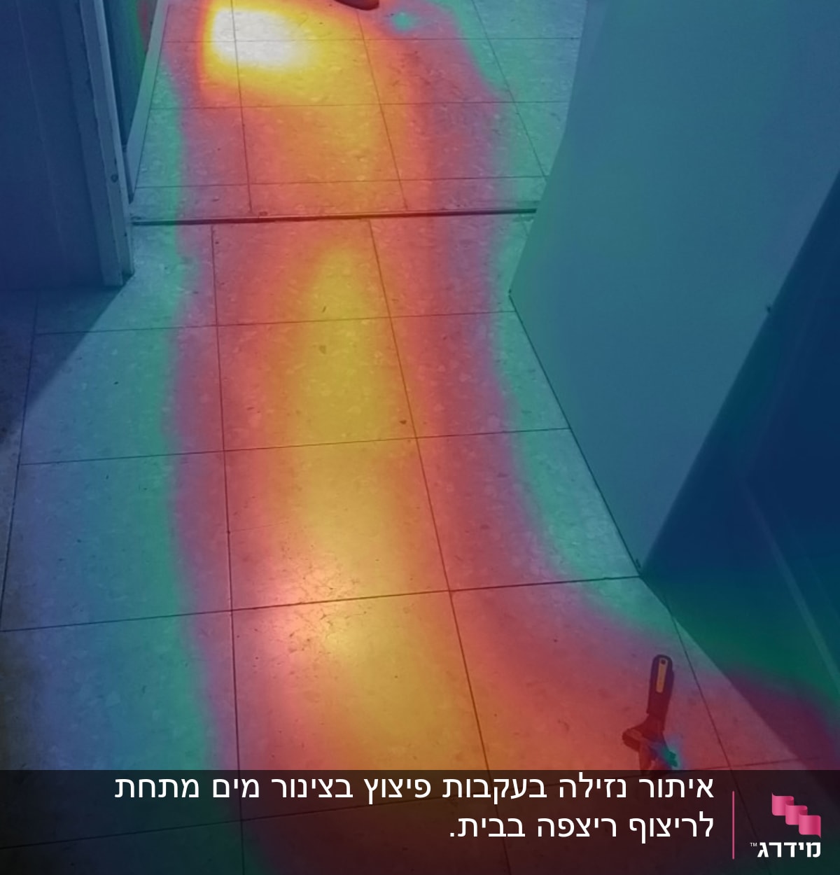 תמונה תרמית של רצפה עם כלי עבודה של אינסטלטור